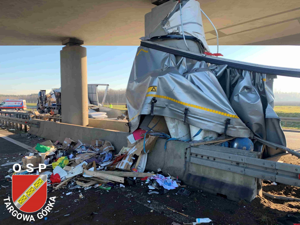 Ciężarówka uderzyła w barierki. Z autostrady zrobiło się wysypisko