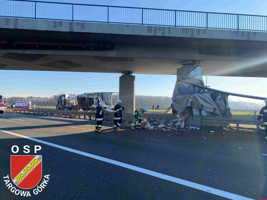 Ciężarówka uderzyła w barierki. Z autostrady zrobiło się wysypisko