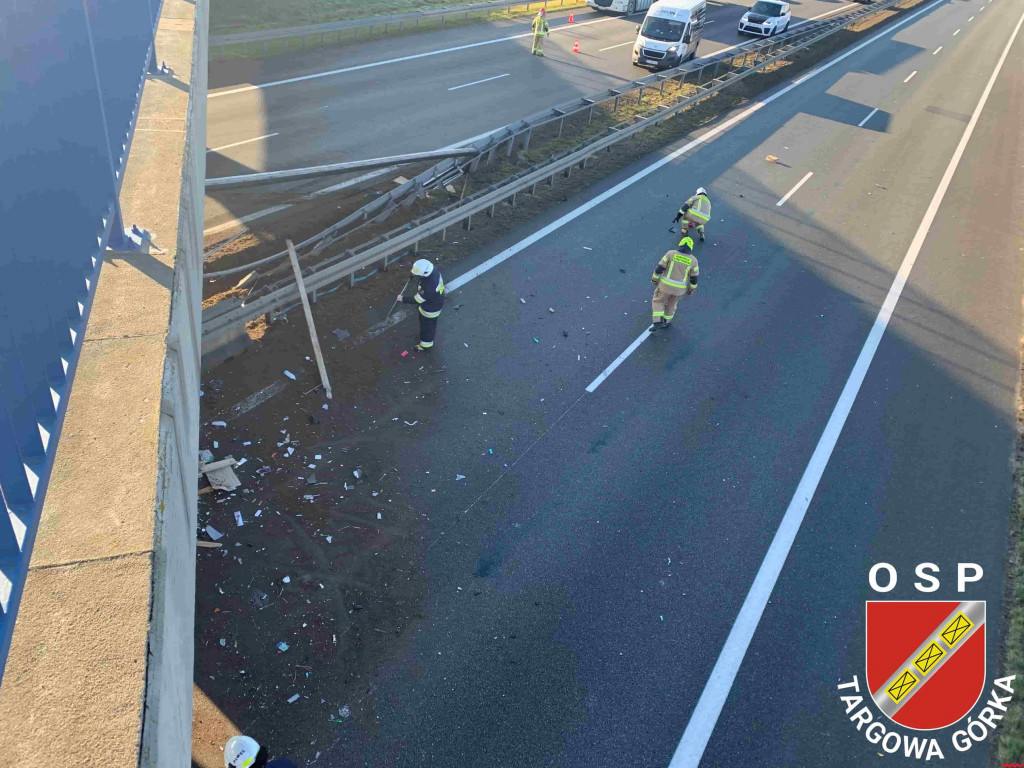 Ciężarówka uderzyła w barierki. Z autostrady zrobiło się wysypisko