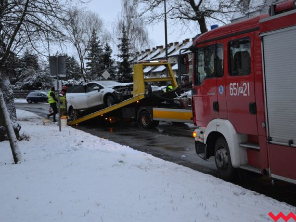 Zderzenie dwóch samochodów we Wrześni. Jedna osoba ranna