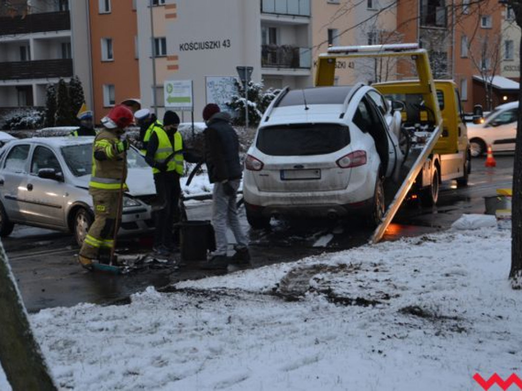 Zderzenie dwóch samochodów we Wrześni. Jedna osoba ranna