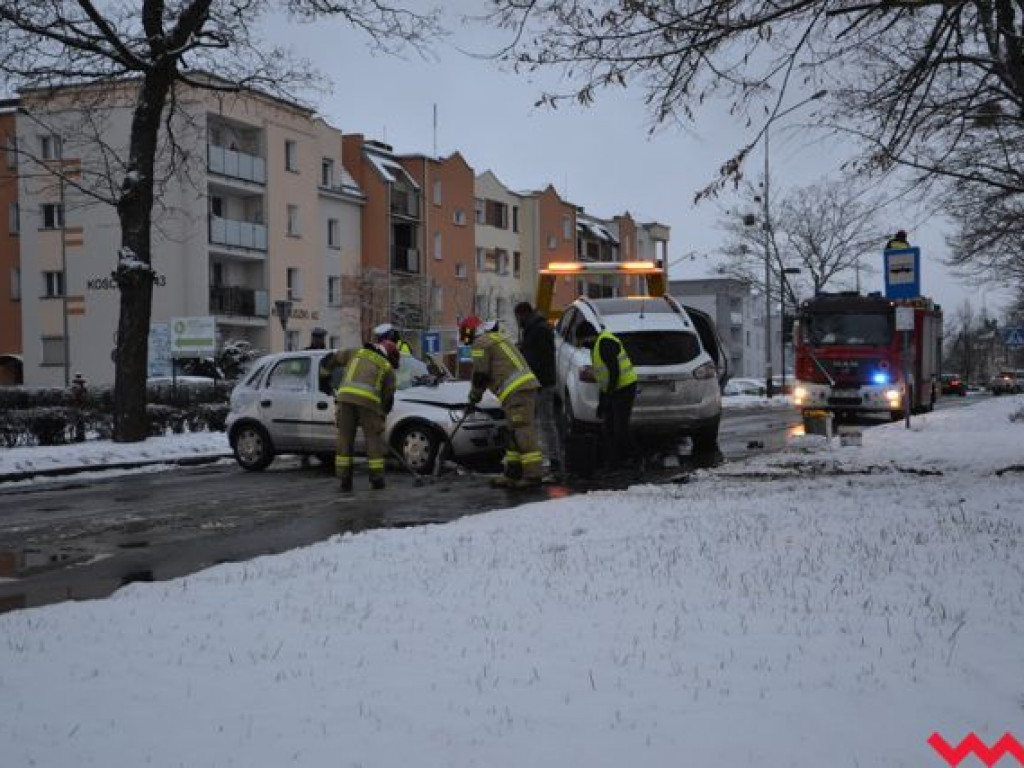 Zderzenie dwóch samochodów we Wrześni. Jedna osoba ranna
