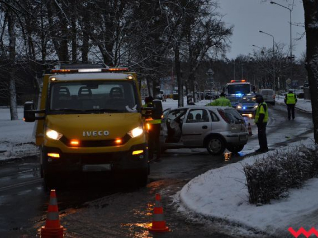 Zderzenie dwóch samochodów we Wrześni. Jedna osoba ranna