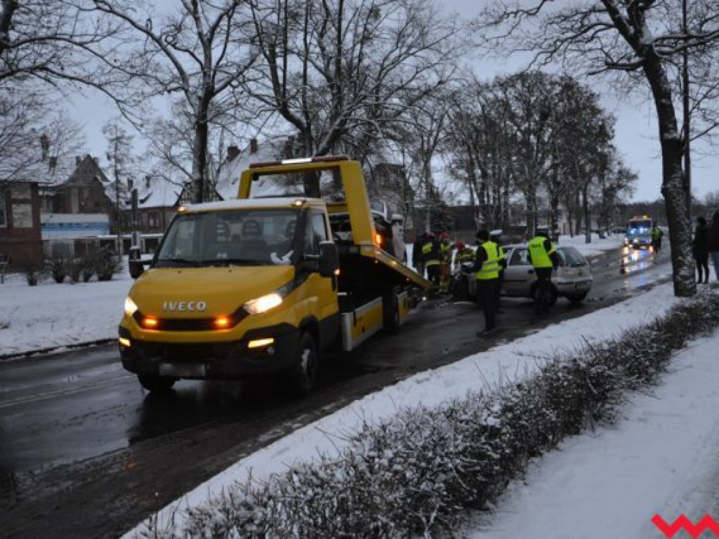 Zderzenie dwóch samochodów we Wrześni. Jedna osoba ranna