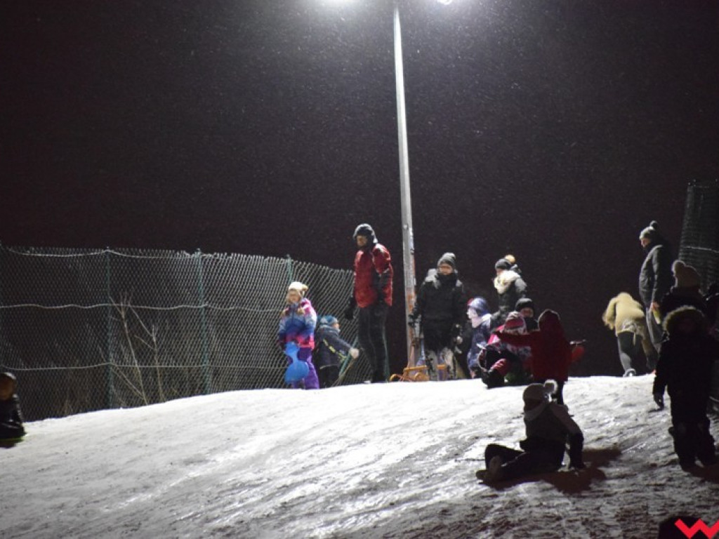 Na sankach i nartach. Zimowe szaleństwo na miejskich górkach zjazdowych