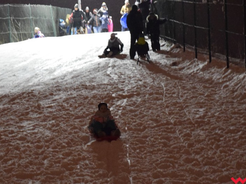 Na sankach i nartach. Zimowe szaleństwo na miejskich górkach zjazdowych