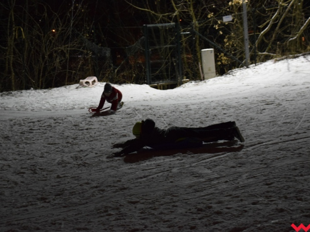 Na sankach i nartach. Zimowe szaleństwo na miejskich górkach zjazdowych