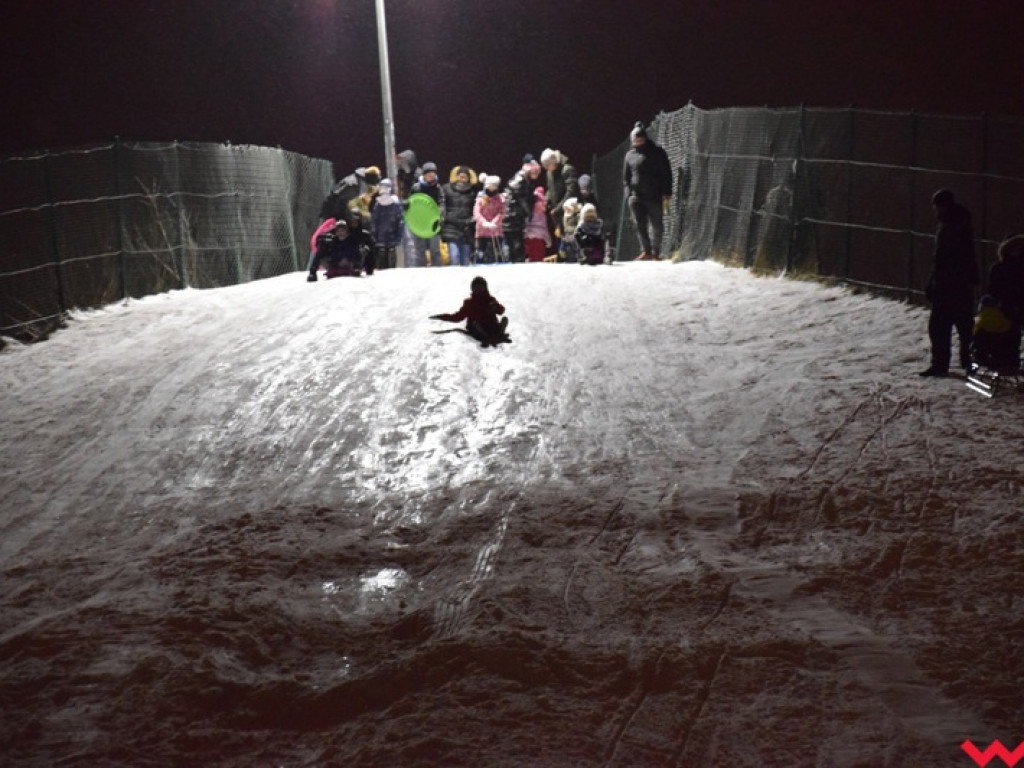 Na sankach i nartach. Zimowe szaleństwo na miejskich górkach zjazdowych