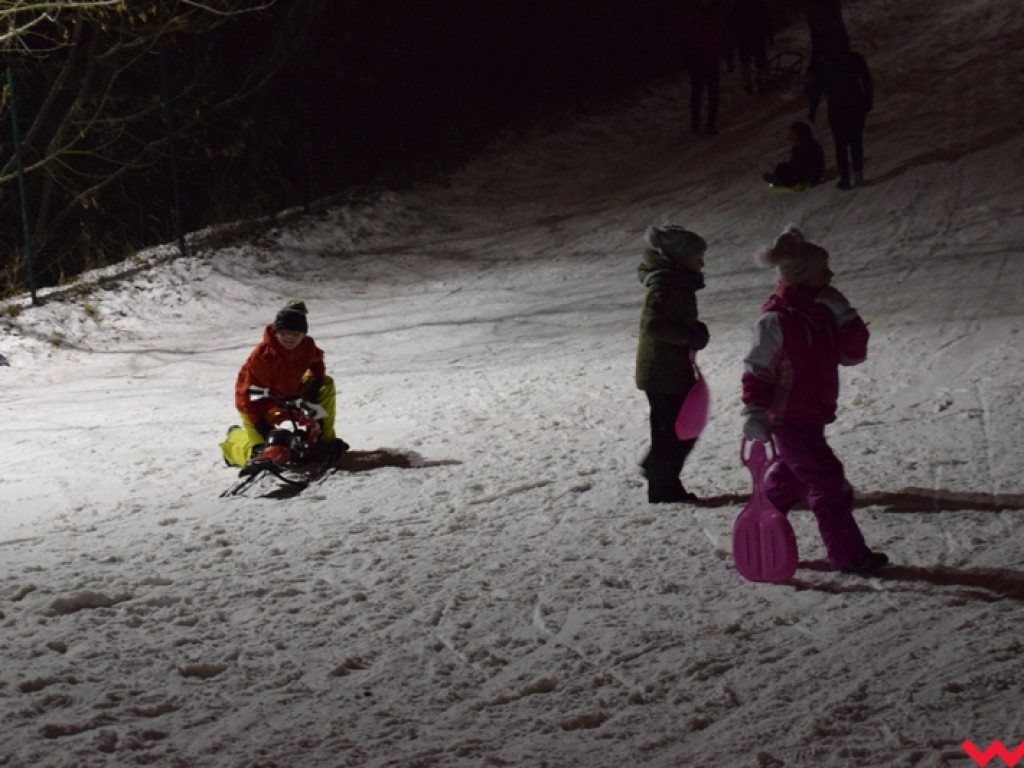 Na sankach i nartach. Zimowe szaleństwo na miejskich górkach zjazdowych