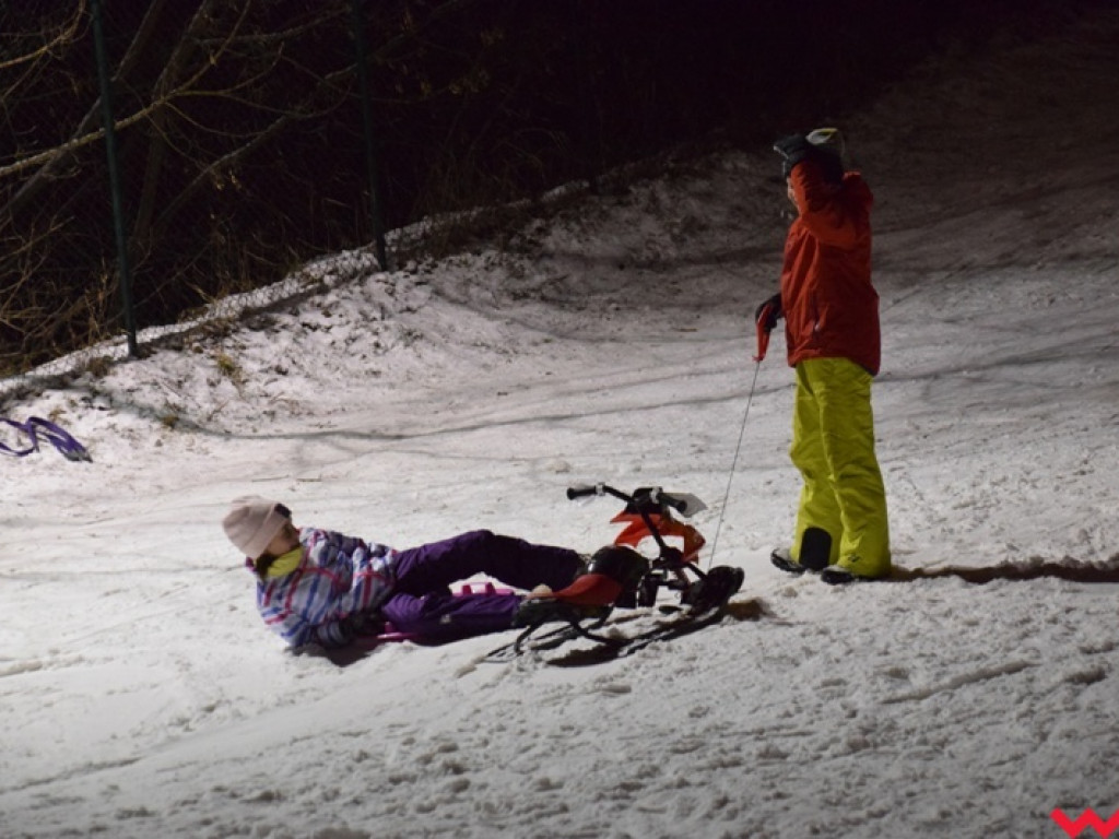 Na sankach i nartach. Zimowe szaleństwo na miejskich górkach zjazdowych