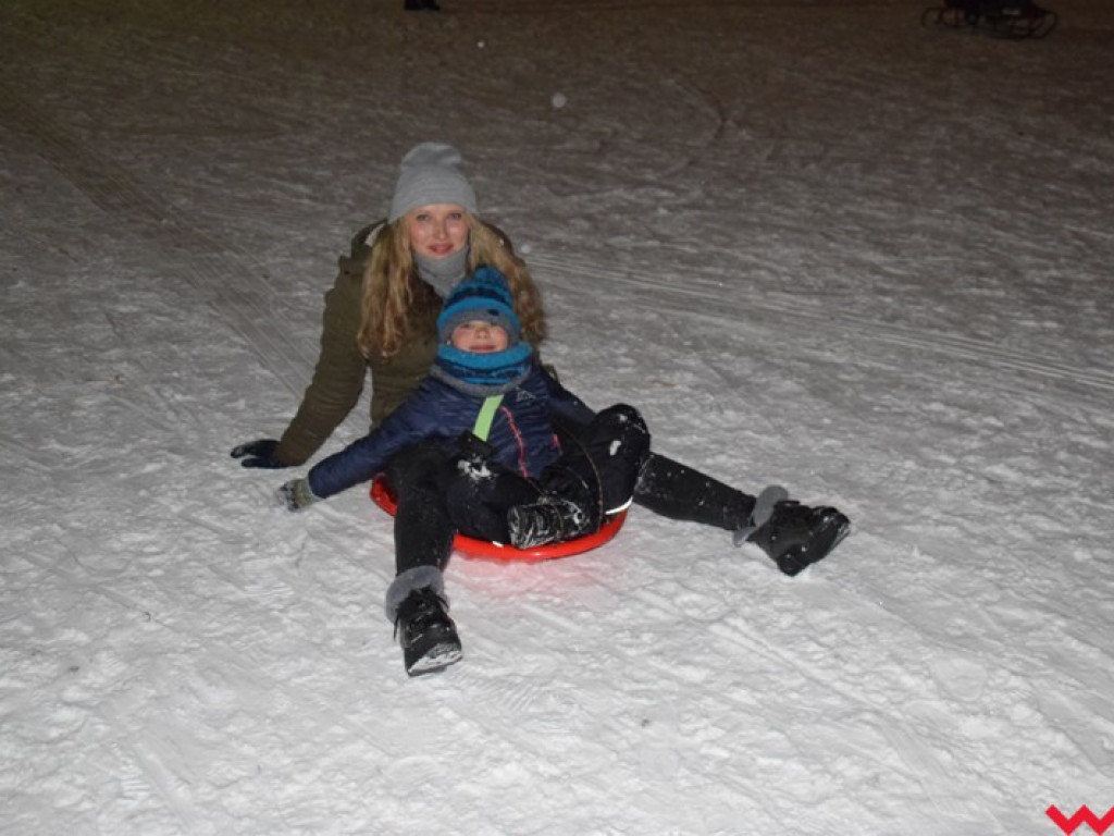 Na sankach i nartach. Zimowe szaleństwo na miejskich górkach zjazdowych