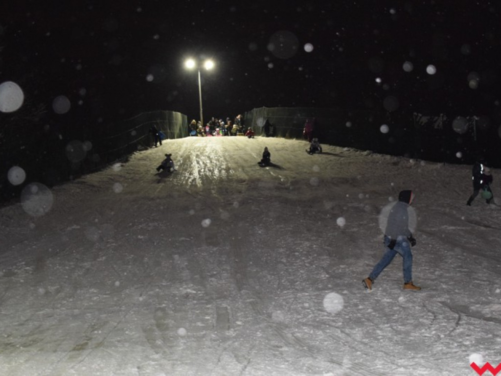 Na sankach i nartach. Zimowe szaleństwo na miejskich górkach zjazdowych