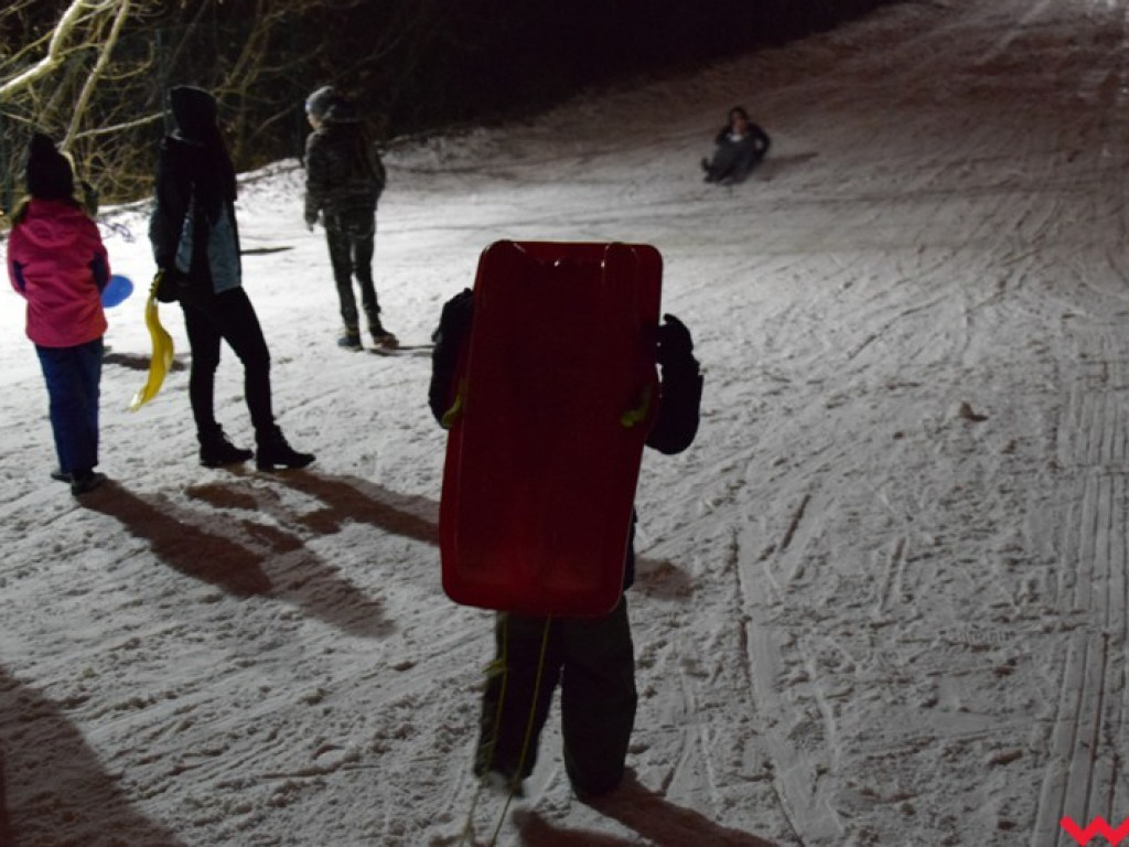 Na sankach i nartach. Zimowe szaleństwo na miejskich górkach zjazdowych