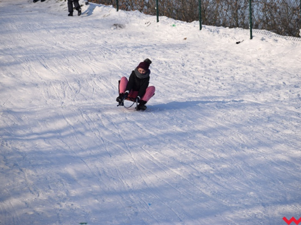 Na sankach i nartach. Zimowe szaleństwo na miejskich górkach zjazdowych