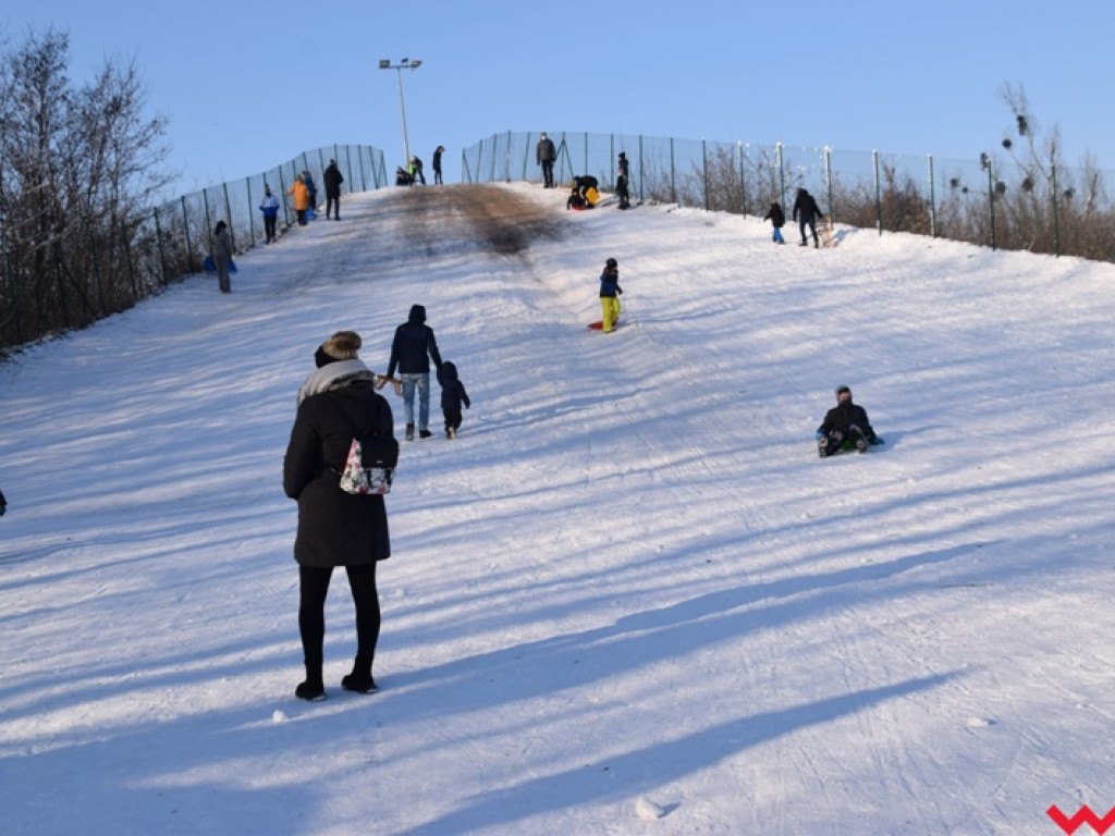 Na sankach i nartach. Zimowe szaleństwo na miejskich górkach zjazdowych