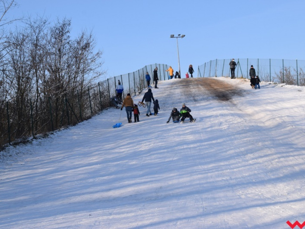 Na sankach i nartach. Zimowe szaleństwo na miejskich górkach zjazdowych