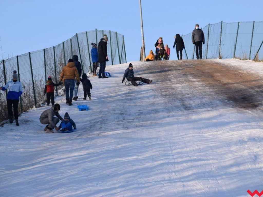 Na sankach i nartach. Zimowe szaleństwo na miejskich górkach zjazdowych