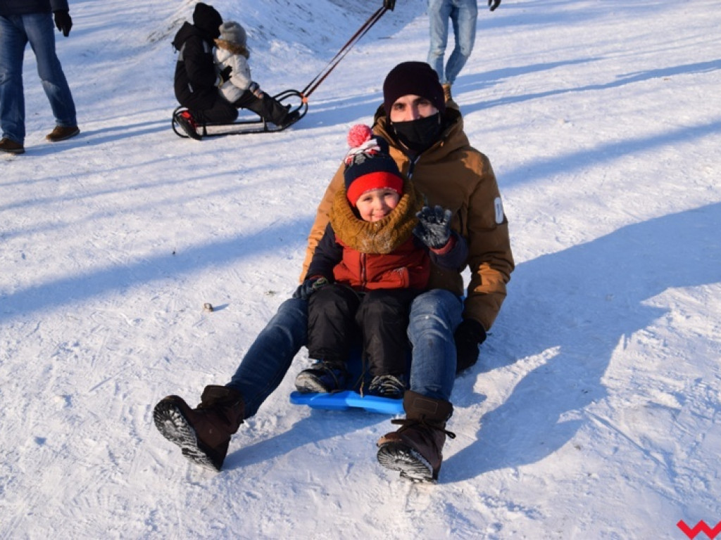 Na sankach i nartach. Zimowe szaleństwo na miejskich górkach zjazdowych