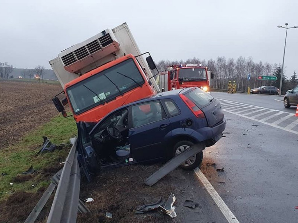 Zderzenie samochodu ciężarowego z osobówką. Jedna osoba trafiła do szpitala