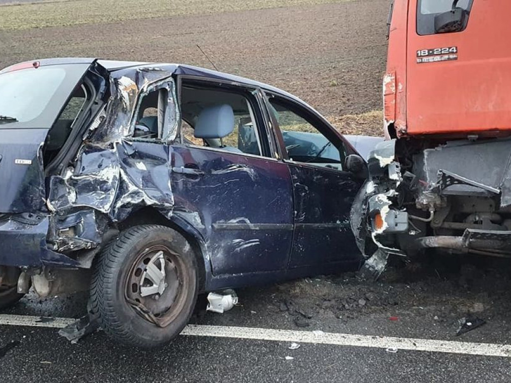 Zderzenie samochodu ciężarowego z osobówką. Jedna osoba trafiła do szpitala