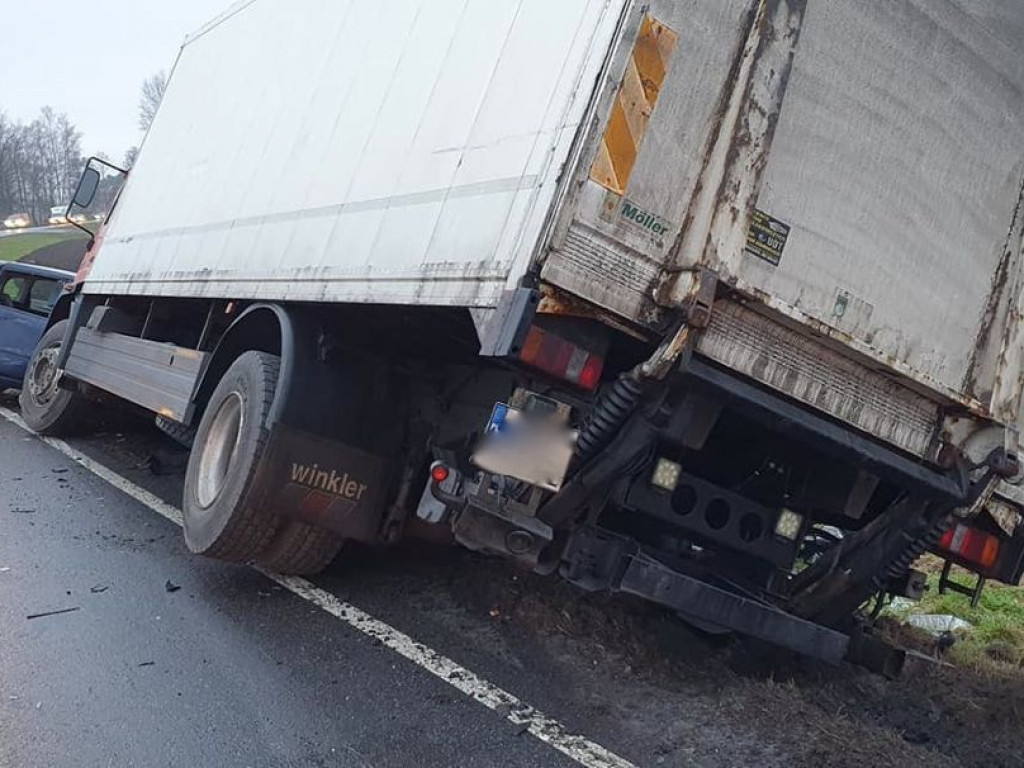 Zderzenie samochodu ciężarowego z osobówką. Jedna osoba trafiła do szpitala
