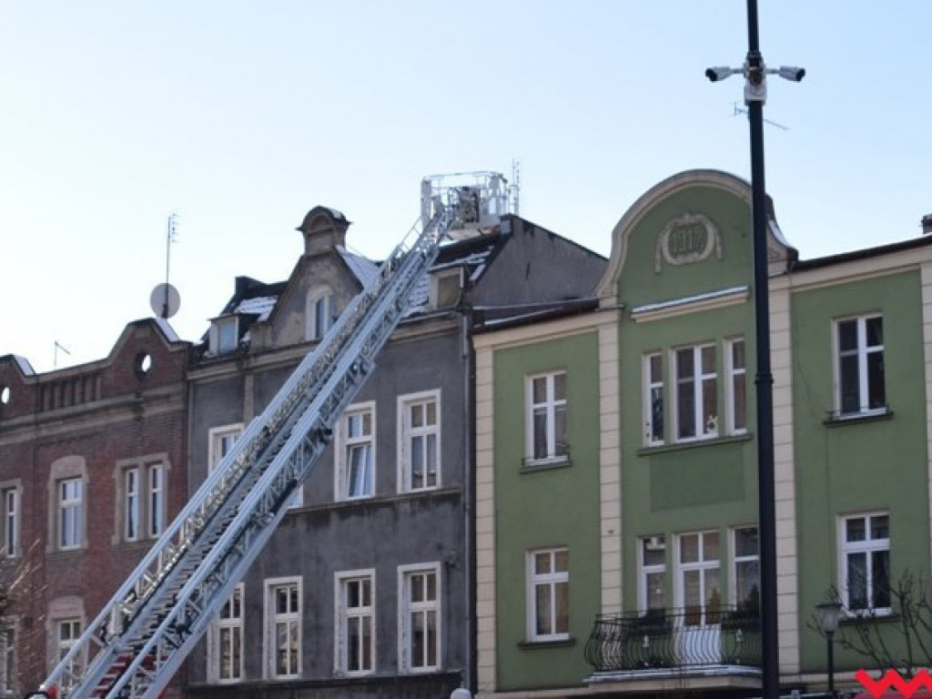 Akcja strażaków w centrum Wrześni. Paliła się sadza w kominie