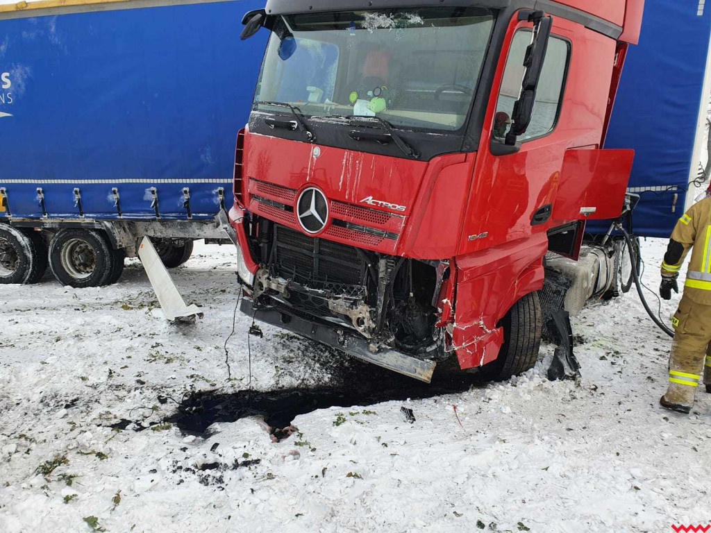 Ciężarówka wjechała w pole
