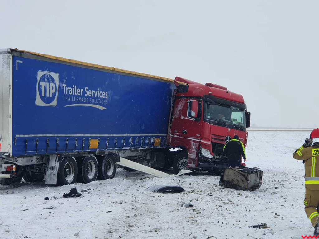 Ciężarówka wjechała w pole