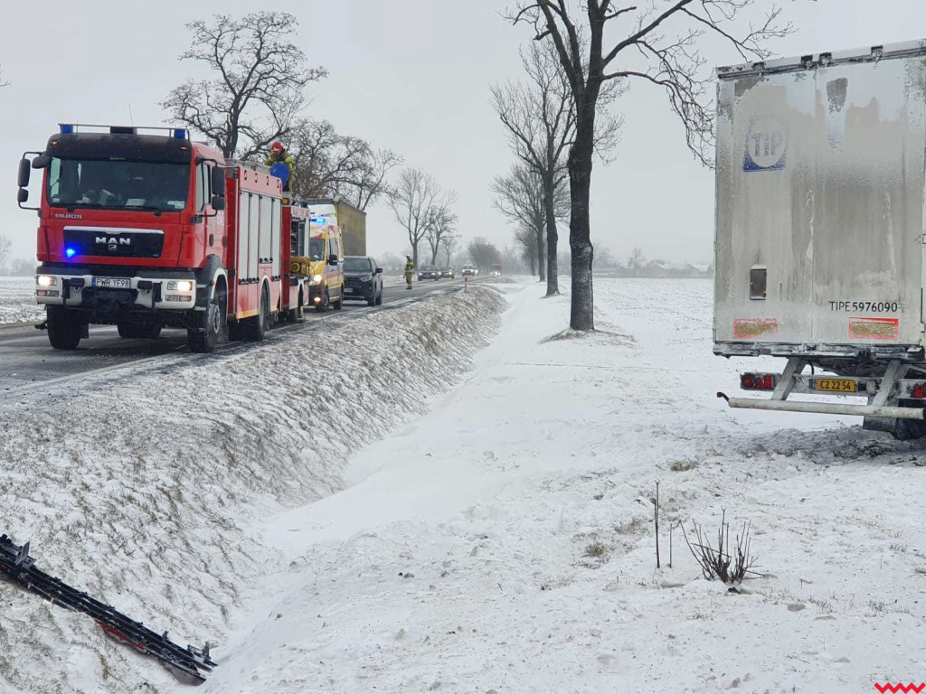 Ciężarówka wjechała w pole