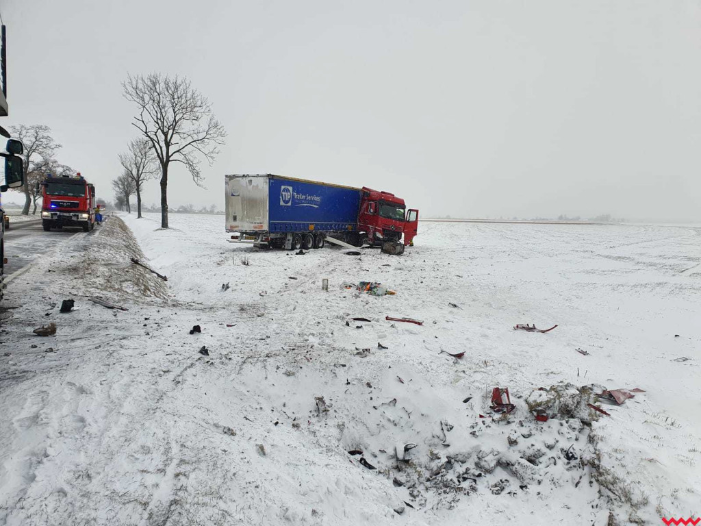 Ciężarówka wjechała w pole