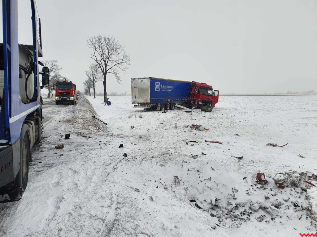 Ciężarówka wjechała w pole