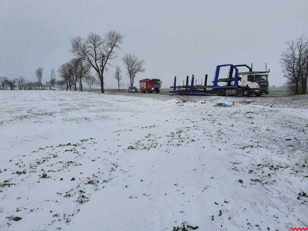 Ciężarówka wjechała w pole