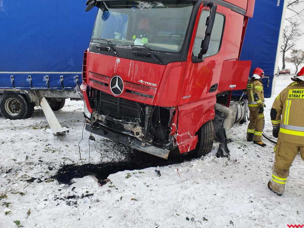 Ciężarówka wjechała w pole