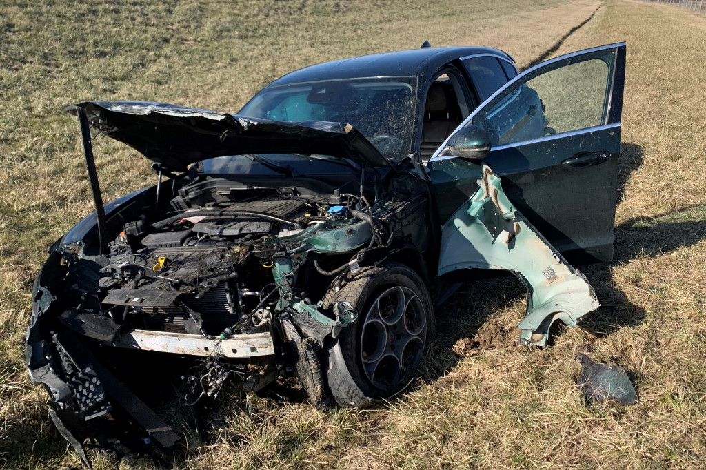 Samochód wypadł z autostrady. Jedna osoba ranna