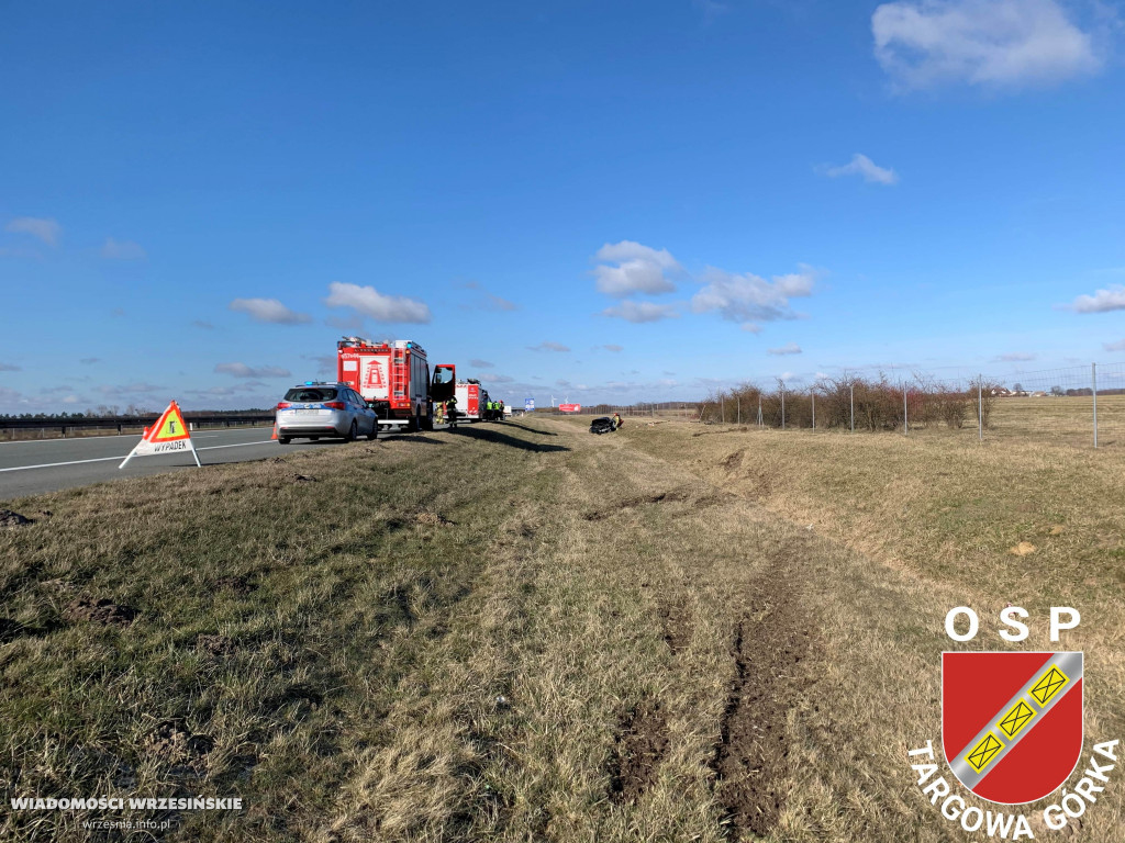 Samochód wypadł z autostrady. Jedna osoba ranna