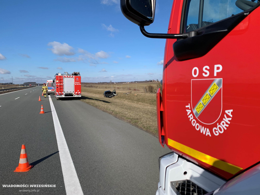 Samochód wypadł z autostrady. Jedna osoba ranna