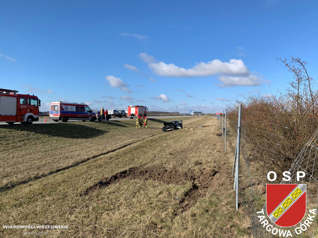 Samochód wypadł z autostrady. Jedna osoba ranna
