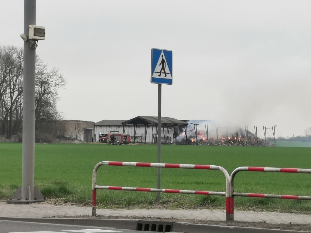 Płonęły stogi, wiata i magazyn. Zobacz zdjęcia