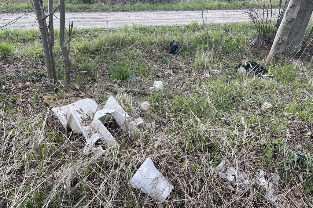 Bardzka droga usłana śmieciami
