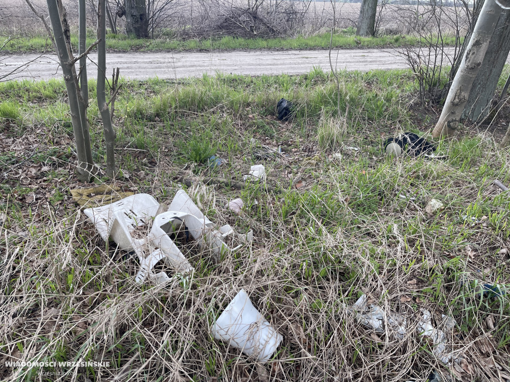 Bardzka droga usłana śmieciami