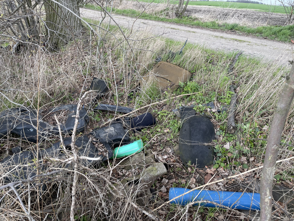 Bardzka droga usłana śmieciami
