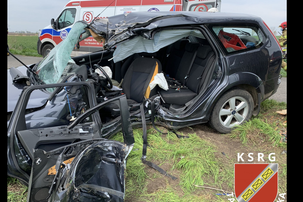Auto uderzyło w drzewo. Po rannego przyleciał LPR