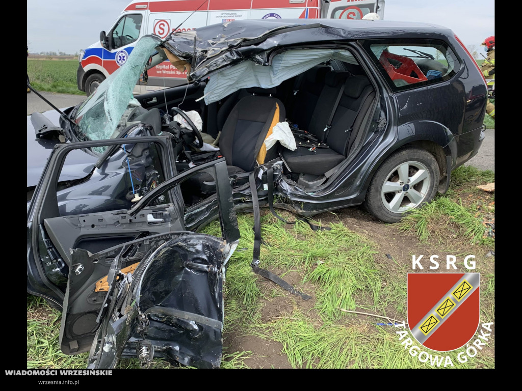 Auto uderzyło w drzewo. Po rannego przyleciał LPR