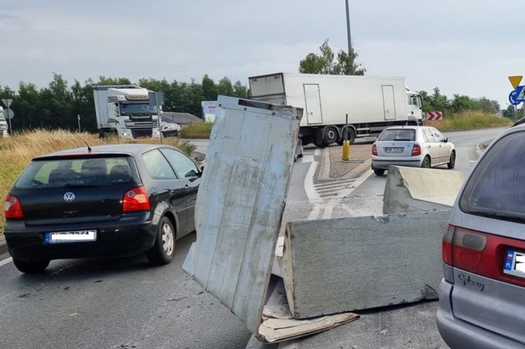Ładunek spadł z naczepy. Są utrudnienia w ruchu