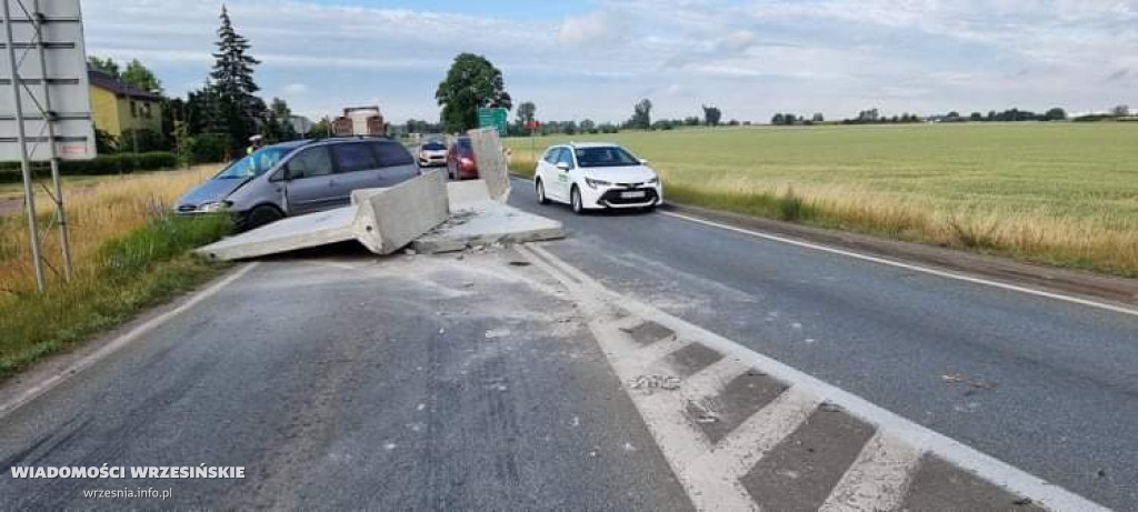 Ładunek spadł z naczepy. Są utrudnienia w ruchu