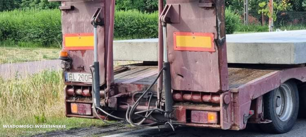 Ładunek spadł z naczepy. Są utrudnienia w ruchu