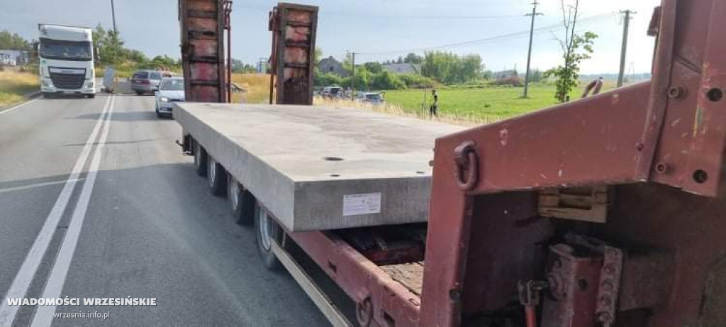 Ładunek spadł z naczepy. Są utrudnienia w ruchu