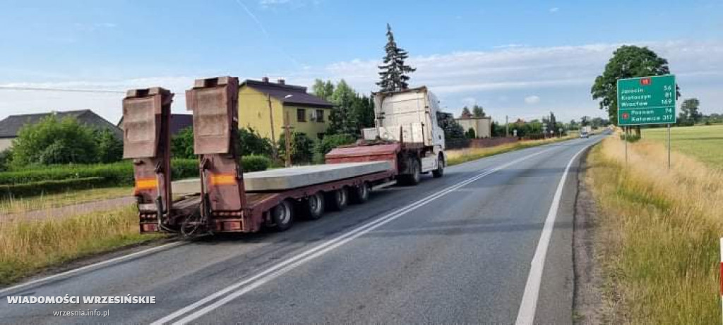Ładunek spadł z naczepy. Są utrudnienia w ruchu