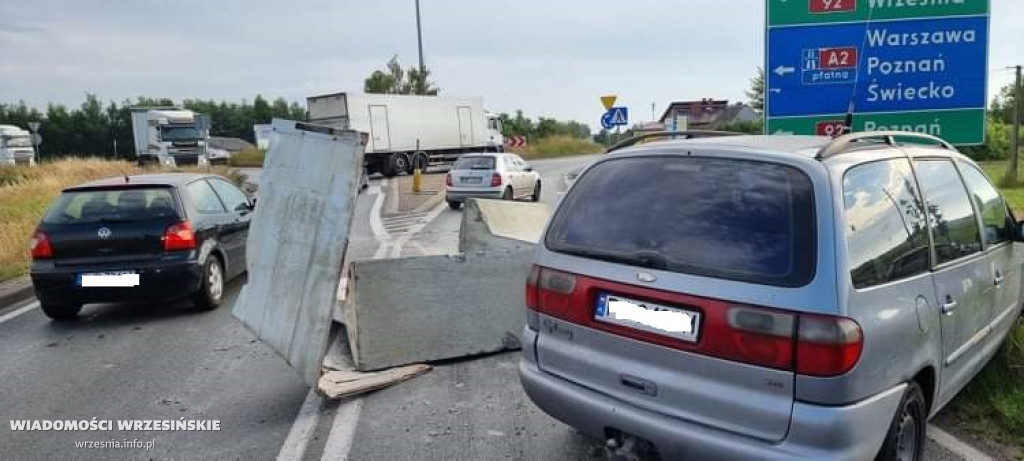 Ładunek spadł z naczepy. Są utrudnienia w ruchu