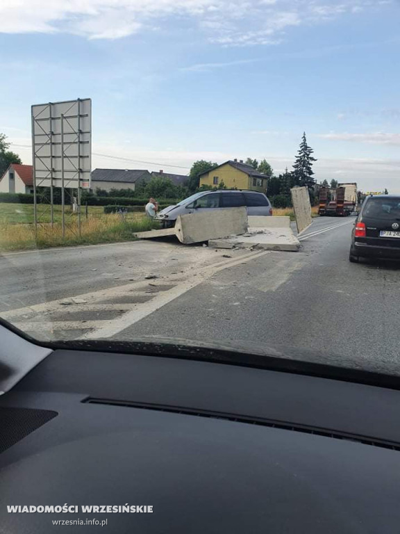 Ładunek spadł z naczepy. Są utrudnienia w ruchu